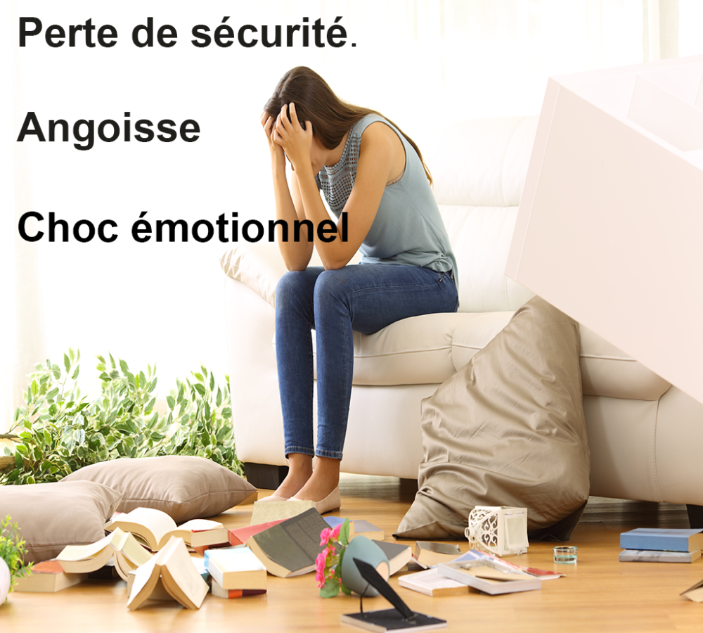 Femme assise en pleur apres le cambriolage de sa maison